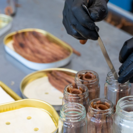 Visita a una fábrica de anchoas de Santoña con degustación